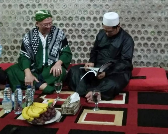 Silaturahmi KH. Danial Nafis dengan Syaikh Husain di Zawiyah Hati Senang