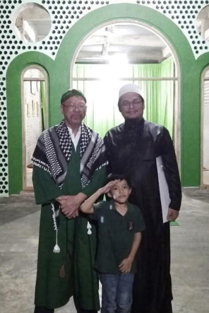 Syaikh Husain Bersama KH. Danial Nafis di depan Zawiyah Hati Senang