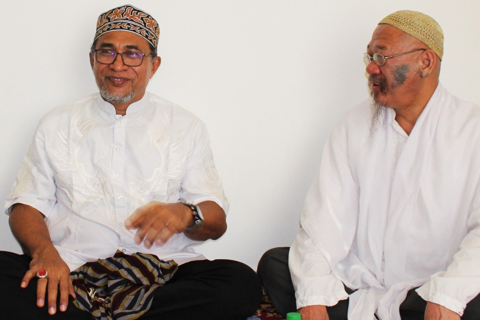 Syaikh Husain bersama Habib Rais Ridjaly bin Hasjim bin Thahir saat menghadiri acara memperingati Maulid Nabi s.a.w. - Kota Bekasi, 11-12-2016.