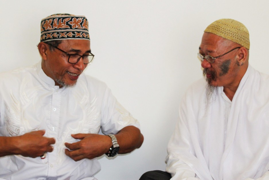 Syaikh Husain bersama Habib Rais Ridjaly bin Hasjim bin Thahir saat menghadiri acara memperingati Maulid Nabi s.a.w. - Kota Bekasi, 11-12-2016.