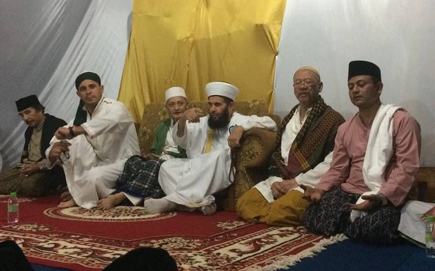 Guru Kami Syaikh Husain as-Syadzili ad-Darqawi bersama para Kyai & Masyayikh lainnya saat menghadiri acara memperingati Haul KH. Tubagus Muhammad Falak. Pagentongan, Bogor 29-Juli-2017