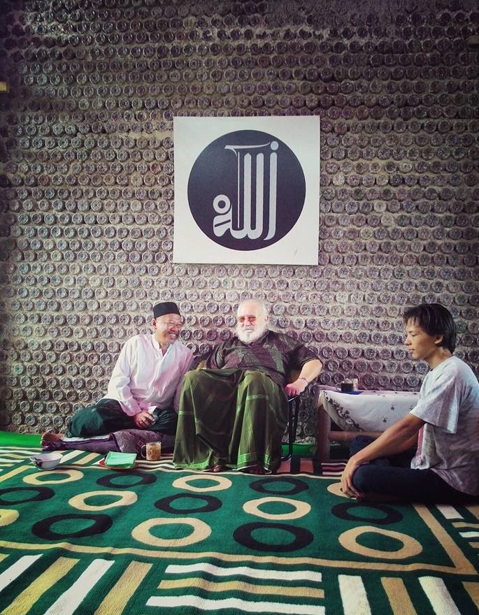 Syaikh Husain bersama guru beliau Syaikh Fattaah saat beliau berkunjung ke Zawiyah Hati Senang